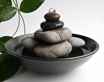 Fuente de piedra, fuente de sobremesa, decoración costera para sala de meditación, cascada de piedra natural, arte playero con guijarros, apilamiento de rocas, diseño orgánico