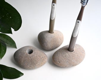 3 portacepillos de dientes, soporte de piedra para cepillos de dientes, decoración de baño costera, almacenamiento de baño, arte con guijarros, baño de diseño, hogar de diseño orgánico