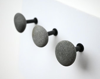 3 crochets muraux en pierre, crochets muraux noirs pour salle de bain, crochets muraux en galets gris, décoration côtière, crochets muraux amusants, porte-serviettes en pierre, style maison de plage