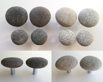 2 pomelli in pietra grigia, coppia di pomelli per porte in pietra grigia, pomello per credenza in pietra di mare, maniglia in pietra di mare, pomello per cassetto, arte con ciottoli di mare, maniglia in pietra