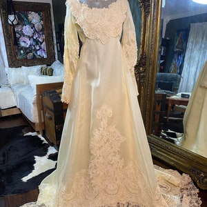 Gorgeous Vintage Wedding Dress Cream Lace Long sleeve train