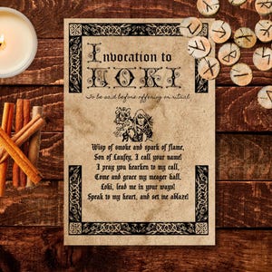 Op de afbeelding: Een papier in perkamentstijl met de tekst Invocation to LOKI, een kleine illustratie van een figuur en een gedicht. Het papier is omringd door een brandende kaars, kaneelstokjes en verschillende kleine houten schijfjes met runensymbolen.