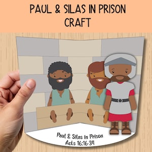 Könnte beinhalten: Ein Papierbastelprojekt, das Paulus und Silas im Gefängnis darstellt. Die Illustration zeigt drei Cartoonfiguren in einer Gefängnisszene mit dem Text "Paul & Silas in Prison Craft" und "Acts 16:16-34". Das Bastelprojekt wird von einer Hand gehalten.