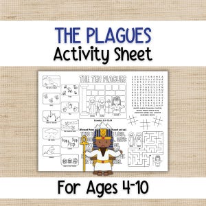 以下が含まれることがあります： 「The Plagues Activity Sheet For Ages 4-10」と題された白黒のアクティビティシート。10の災いを示すイラスト、単語探し、迷路、そして黄金のアンクの杖を持ったファラオのカラー漫画が中央に配置されています。