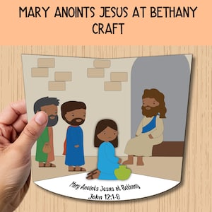 Puede incluir: Una manualidad de papel que representa una escena bíblica con figuras de dibujos animados. El texto "MARY ANOINTS JESUS AT BETHANY CRAFT" está en la parte superior. La parte inferior de la manualidad tiene el texto "Mary Anoints Jesus at Bethany John 12:1-8".
