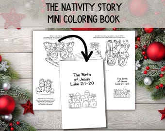 Peut inclure: Un mini-livre de coloriage intitulé "The Nativity Story" avec le texte "The Birth of Jesus Luke 2:1-20" sur la couverture. Le livre présente des illustrations en noir et blanc de la scène de la Nativité. Des décorations de Noël festives entourent le livre.