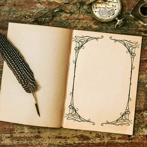 Może przedstawiać: Otwarty, vintage'owy dziennik z ozdobną ramką, piórem i zegarkiem kieszonkowym na drewnianej powierzchni.