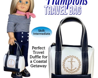 Puede incluir: Un patrón PDF para hacer una bolsa de viaje Hamptons para muñecas de 45,7 cm. La bolsa es blanca con ribete azul marino y un diseño de bordado de ancla. El patrón es para un nivel de habilidad intermedio.