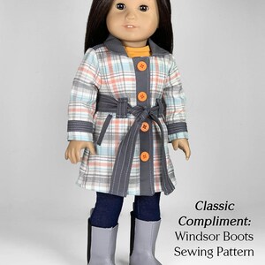 Puede incluir: Una mu&ntilde;eca con un abrigo de cuadros con un cintur&oacute;n gris, una camisa azul y botas grises. El texto "Classic Compliment: Windsor Boots Sewing Pattern" est&aacute; debajo de la mu&ntilde;eca. El texto "appletotes & co." est&aacute; en la parte inferior de la imagen.