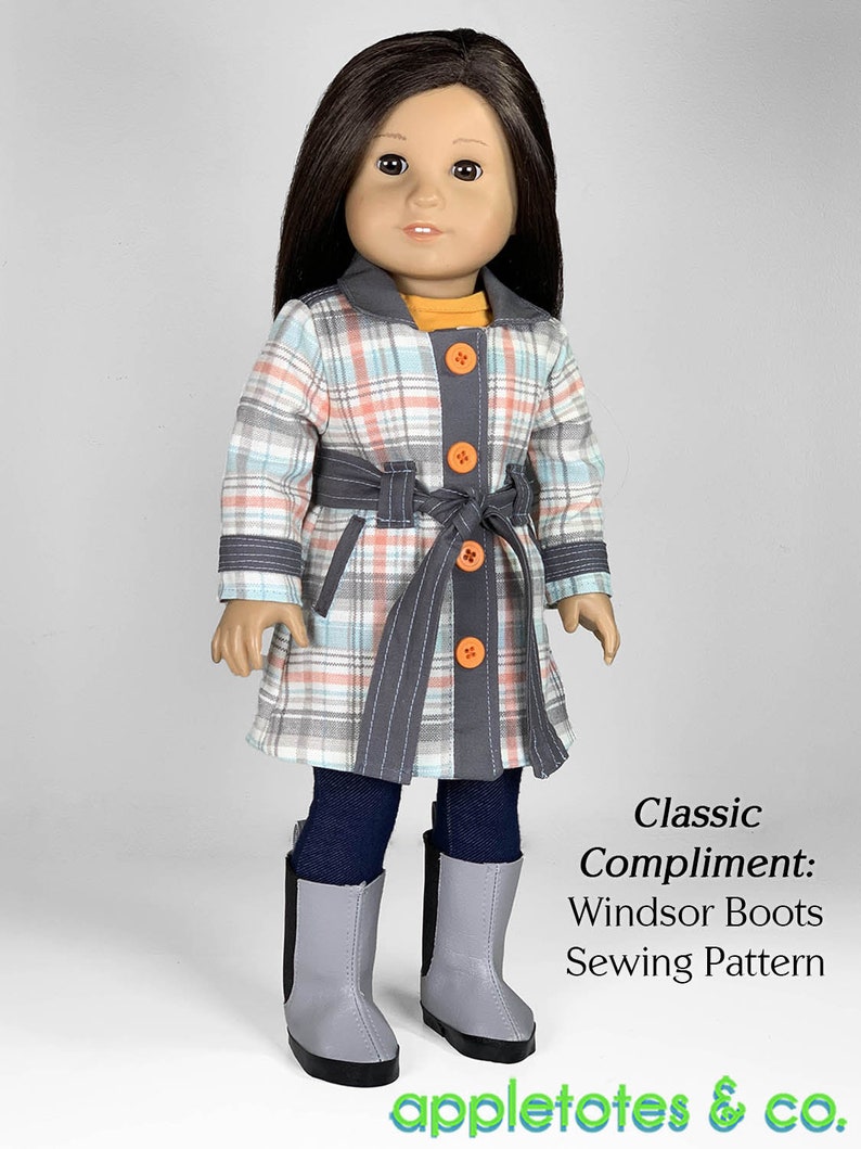 Puede incluir: Una mu&ntilde;eca con un abrigo de cuadros con un cintur&oacute;n gris, una camisa azul y botas grises. El texto "Classic Compliment: Windsor Boots Sewing Pattern" est&aacute; debajo de la mu&ntilde;eca. El texto "appletotes & co." est&aacute; en la parte inferior de la imagen.