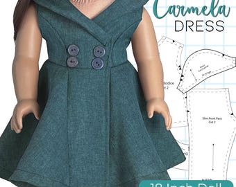 Puede incluir: Un vestido de muñeca de color verde azulado con un diseño cruzado y dos juegos de botones. El vestido tiene una falda acampanada y un cuello con muescas. El texto "Carmela DRESS" es visible, junto con un patrón para una muñeca de 45 cm.