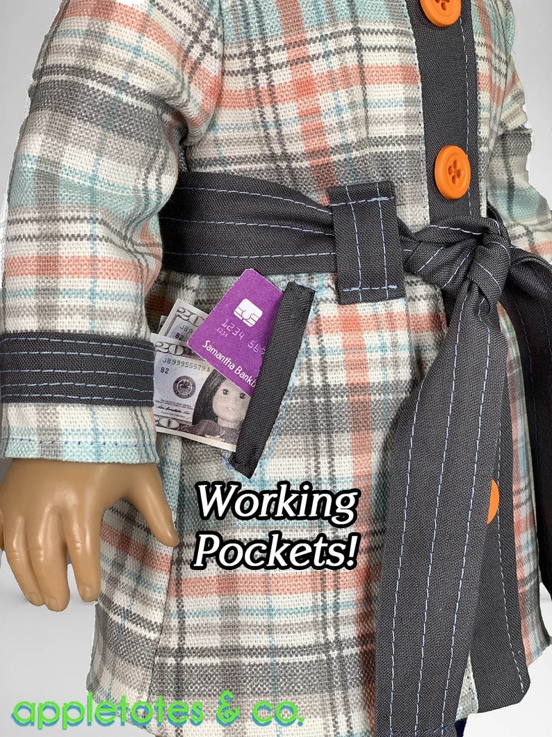 Puede incluir: Una chaqueta de cuadros con un cintur&oacute;n negro y botones naranjas. La chaqueta tiene un bolsillo con una tarjeta de cr&eacute;dito y dinero en efectivo en su interior. El texto "Working Pockets!" est&aacute; impreso en la chaqueta.