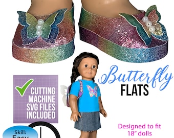 Puede incluir: Bailarinas de mariposa brillantes de color arcoíris diseñadas para muñecas de 45 cm. Los zapatos presentan un adorno de mariposa con detalles de perlas. La imagen también incluye una muñeca con una camiseta de mariposa a juego y una falda vaquera. El patrón es fácil y lleva una hora.