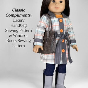 Puede incluir: Una mu&ntilde;eca con un abrigo a cuadros, un bolso de mano marr&oacute;n, botas grises y pantalones vaqueros azules. El texto "Classic Compliments: Luxury Handbag Sewing Pattern & Windsor Boots Sewing Pattern" es visible en la imagen. El texto "appletotes & co." es visible en la parte inferior de la imagen.