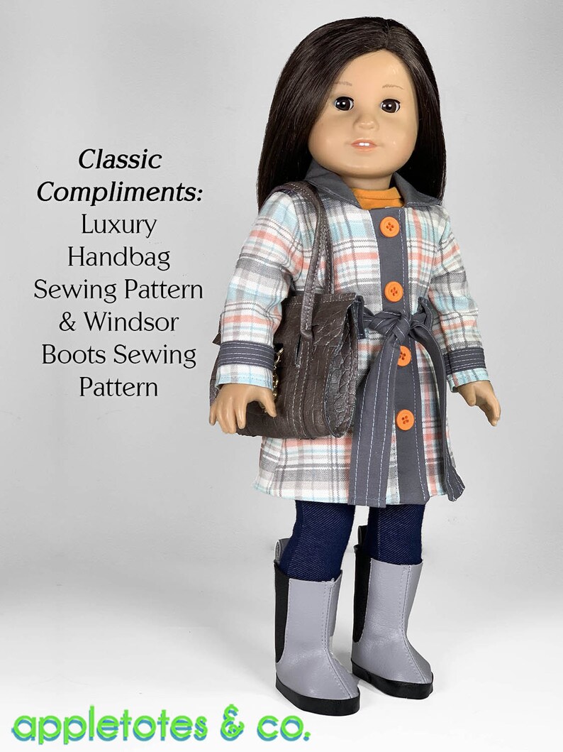 Puede incluir: Una mu&ntilde;eca con un abrigo a cuadros, un bolso de mano marr&oacute;n, botas grises y pantalones vaqueros azules. El texto "Classic Compliments: Luxury Handbag Sewing Pattern & Windsor Boots Sewing Pattern" es visible en la imagen. El texto "appletotes & co." es visible en la parte inferior de la imagen.