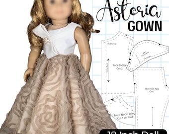 Puede incluir: Una muñeca con un vestido blanco y beige con una falda con volantes. El vestido de la muñeca tiene un corpiño blanco con una joya decorativa. La imagen incluye un patrón para un vestido de muñeca de 45,7 cm, etiquetado como "Astoria Gown."