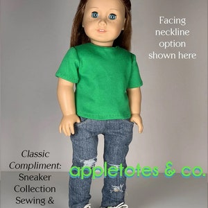 K&ouml;nnte beinhalten: Ein gr&uuml;nes T-Shirt, eine blaue Jeans und gr&uuml;ne und schwarze Turnschuhe f&uuml;r eine Puppe. Die Puppe tr&auml;gt das Outfit. Der Text "Classic Compliment: Sneaker Collection Sewing & Embroidery Patterns" befindet sich auf der linken Seite des Bildes. Der Text "appletores & co." befindet sich in der Mitte des Bildes. Der Text "Facing neckline option shown here" befindet sich auf der rechten Seite des Bildes.