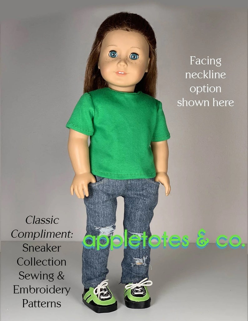 K&ouml;nnte beinhalten: Ein gr&uuml;nes T-Shirt, eine blaue Jeans und gr&uuml;ne und schwarze Turnschuhe f&uuml;r eine Puppe. Die Puppe tr&auml;gt das Outfit. Der Text "Classic Compliment: Sneaker Collection Sewing & Embroidery Patterns" befindet sich auf der linken Seite des Bildes. Der Text "appletores & co." befindet sich in der Mitte des Bildes. Der Text "Facing neckline option shown here" befindet sich auf der rechten Seite des Bildes.