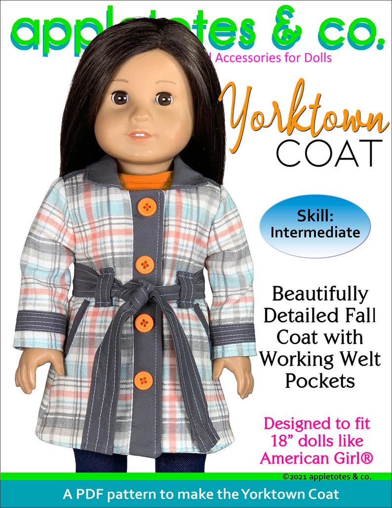 Puede incluir: Un patr&oacute;n PDF para un abrigo a cuadros dise&ntilde;ado para mu&ntilde;ecas de 46 cm. El abrigo tiene un patr&oacute;n de cuadros grises y azules con botones naranjas y un cintur&oacute;n a juego. El patr&oacute;n se llama "Yorktown Coat" y es para un nivel de habilidad intermedio.