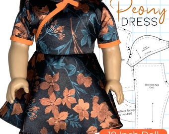 Könnte beinhalten: Schwarzes Puppenkleid mit orangefarbenem und blaugrünem Blumenmuster. Das Kleid hat kurze Ärmel mit orangefarbenem Besatz und einen Stehkragen. Der Text "Peony Dress" und "18 Inch Doll PDF Pattern" sind sichtbar. Das Kleid ist für eine 45,7 cm große Puppe konzipiert.