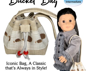 Puede incluir: Un patrón PDF para hacer una bolsa de cubo para muñecas de 46 cm. El patrón presenta una bolsa beige con un estampado de erizo marrón y cuentas rojas. La bolsa la lleva una muñeca que lleva una chaqueta gris y unos vaqueros azules.