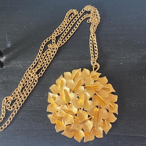 Vintage Unsigned Sphinx Ivy Leaf Goldtone Brutalist Pendant Necklace