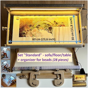 Puede incluir: Un marco de punto de cruz de madera con una luz y un organizador de cuentas. El marco mide 60 cm de ancho y 30 cm de alto. El conjunto se llama "Standard" y es para usar en un sof&aacute;, suelo o mesa. Incluye 28 piezas de organizador de cuentas.