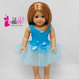 K&ouml;nnte beinhalten: Eine Puppe tr&auml;gt einen t&uuml;rkisfarbenen Trikot und einen hellblauen T&uuml;llrock mit silbernen Glitzer. Die Puppe hat langes, glattes, hellbraunes Haar.