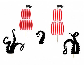 Peut inclure: Ensemble de cinq décorations de gâteau en forme de bateau pirate à rayures rouges et blanches et de pieuvres noires.