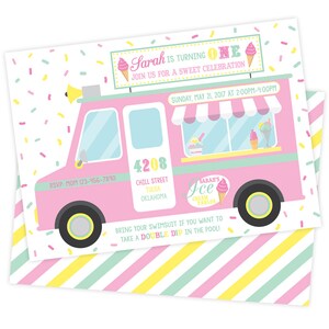 Puede incluir: Invitación de camión de helados rosa y blanco con fondo a rayas amarillo y verde. La invitación dice "Sarah cumple un año" y "Únete a nosotros para una dulce celebración". La invitación también incluye la fecha y hora de la fiesta, la dirección y un número de RSVP.