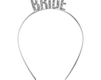 Könnte beinhalten: Ein silbernes Stirnband mit dem Wort "BRIDE" in Strasssteinen.