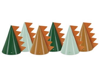 Op de afbeelding: Een rij van zes feesthoeden in kegelvorm, elk met een gekartelde, dinosaurusachtige vin. De hoeden wisselen af tussen groen, lichtgroen en bruin, met contrasterende oranje vinnen. Deze hoeden zijn ontworpen voor een feest.