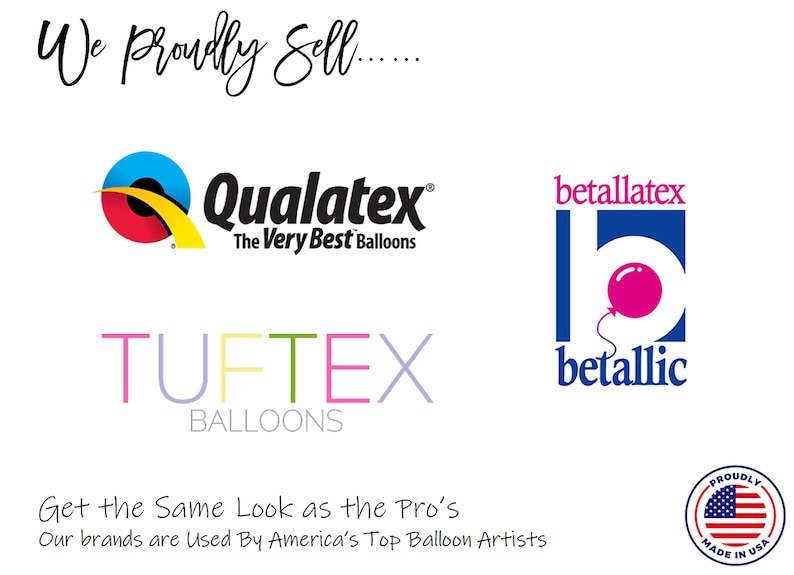 Puede incluir: Un fondo blanco con el texto "We proudly sell..." en escritura cursiva negra. Debajo del texto hay cuatro logotipos de marcas de globos: Qualatex, TUFTEX, betallatex y betallic. El logotipo de Qualatex es azul, rojo y amarillo. El logotipo de TUFTEX es rosa, amarillo, verde y morado. El logotipo de betallatex es azul y rosa. El logotipo de betallic es azul y rosa. Debajo de los logotipos est&aacute; el texto "Get the same look as the Pro's. Our brands are used by America's Top Balloon Artists." Debajo del texto hay un c&iacute;rculo rojo, blanco y azul con el texto "Proudly Made in USA".