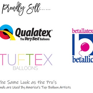 Puede incluir: Un fondo blanco con el texto "We proudly sell..." en escritura cursiva negra. Debajo del texto hay cuatro logotipos de marcas de globos: Qualatex, TUFTEX, betallatex y betallic. El logotipo de Qualatex es azul, rojo y amarillo. El logotipo de TUFTEX es rosa, amarillo, verde y morado. El logotipo de betallatex es azul y rosa. El logotipo de betallic es azul y rosa. Debajo de los logotipos est&aacute; el texto "Get the same look as the Pro's. Our brands are used by America's Top Balloon Artists." Debajo del texto hay un c&iacute;rculo rojo, blanco y azul con el texto "Proudly Made in USA".