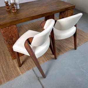 Chaises de salle à manger en cuir avec pieds en noyer, mobilier moderne fait main pour la cuisine ou le bureau, cadeau idéal pour les amateurs de décoration intérieure.