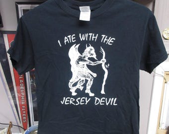 Camiseta vintage "Eu comi com o Diabo de Jersey no Lucille's", tamanho pequeno, preta, com estampa de criptídeo.