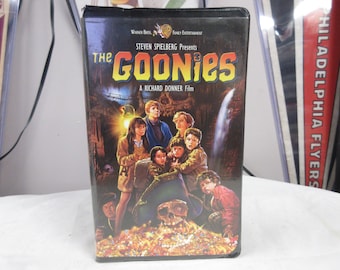OG "Os Goonies" em VHS na caixa preta de 2001. Nunca diga nunca!