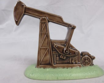 Escultura de mesa em cerâmica artesanal Rad, representando uma torre de perfuração de petróleo, assinada em 1998, estilo vintage do Texas.