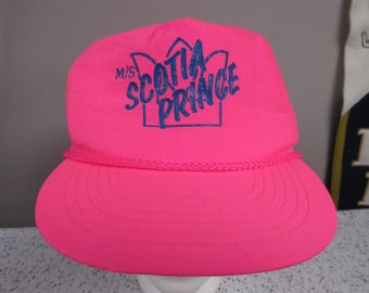 Boné Snapback vintage "M/S Scotia Prince" rosa choque e azul dos anos 90, com a vibe de vida de barco em um cruzeiro.