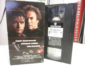 Clint Eastwood "O NOVATO" em VHS, filme policial com Charlie Sheen, 1990