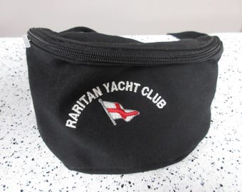 Pochete vintage autêntica dos anos 90 "Raritan Yacht Club" original, modelo esportivo, com vários bolsos, na cor preta, com zíperes e alça com fecho de pressão!