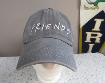 Boné vintage dos anos 2000 "FRIENDS" com fecho ajustável, estilo "dad hat", inspirado na série de TV "Friends" com Jennifer Aniston.