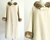 Lilly Ann 1950s 1960s wool coat . vintage 50s 60s light tan winter coat with fur collar . medium