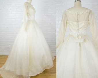 1950er ecru Seide Langarm Brautkleid mit milinery rose. 50er Jahre aus weißem bescheidenem Ballkleid mit Zug. xsmall