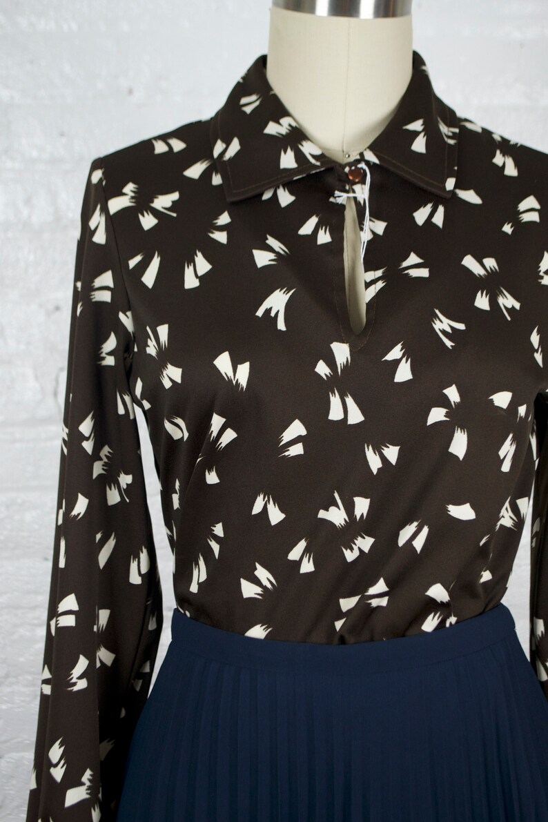 1970s v neck collared blouse vintage 70s brown printed long sleeve shirt medium