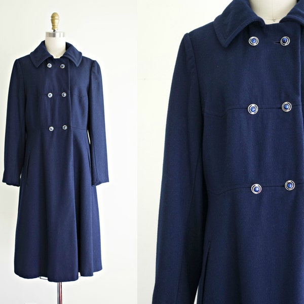 Manteau de laine vintage des années 1970. 70s bleu marine princesse coupé hiver double cuireté . style militaire . moyen à grand