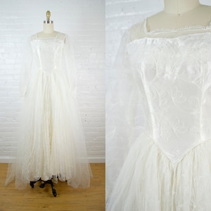 1950s vintage wedding dress . 50s white tulle and lace long sleeve wedding gown . xsmall
