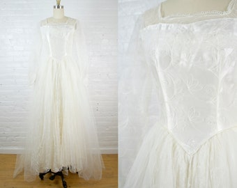 1950s vintage wedding dress . 50s white tulle and lace long sleeve wedding gown . xsmall