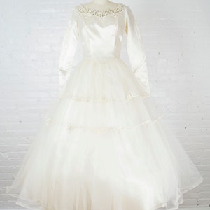 Carol 1950er Jahre Hochzeitskleid . 50er Jahre Satin und Tüll wadenlanges Hochzeits- oder Abiballkleid. klein