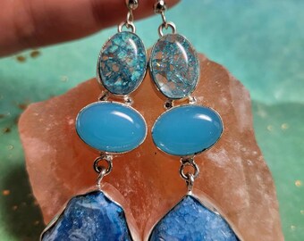 Pendientes colgantes de cuarzo piel de serpiente con calcedonia y cuarzo solar azul teñido, plata 925 sobre cobre, estalactitas, joyería boho, pieza única y atrevida.